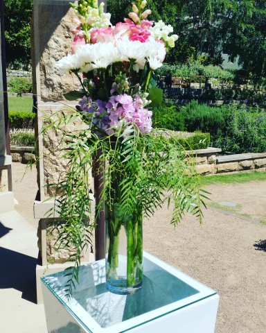 wedding flowers pedestal